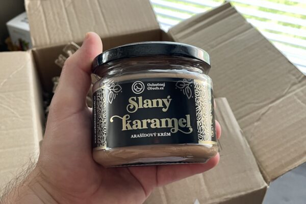 Recenze Slaný Karamel – arašídové máslo od Ochutnej Ořech a naše zkušenost