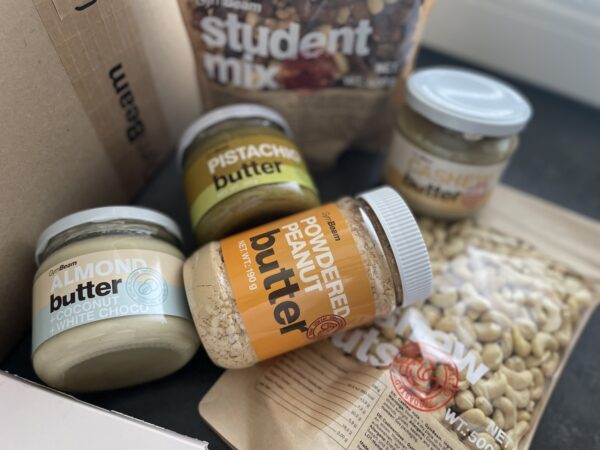 Recenze GymBeam: Ořechová másla, ořechy, granola a naše zkušenost