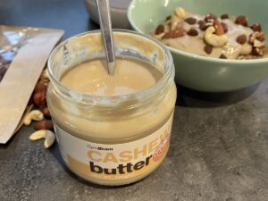 Kešu máslo Gymbeam je skvělou volbou - obsahuje velké množství bílkovin a zdravých tuků