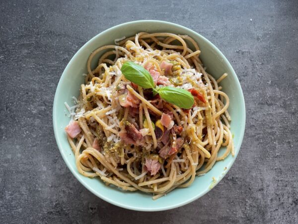 Recept na Špagety s pistáciovým pestem, parmskou šunku, parmezánem a sušenými rajčaty