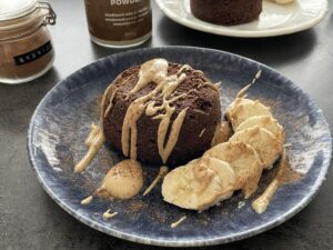 Recept na Čokoládový mugcake s arašídovým máslem a ovocem